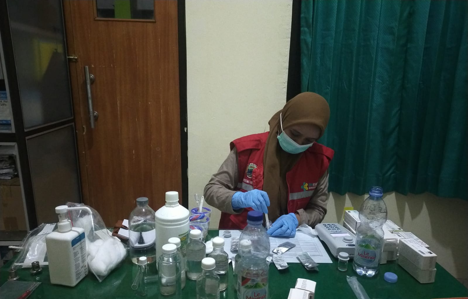 Pemeriksaan Sampel Air Minum Dengan Sanitarian KIT di PKM RI Sukadamai